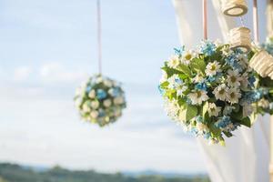 Hochzeitskulisse mit Blumen- und Hochzeitsdekoration foto