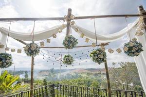 Hochzeitskulisse mit Blumen- und Hochzeitsdekoration