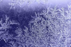 Schnee Muster auf das Glas von Frost. sehr peri Farbe von das Jahr foto