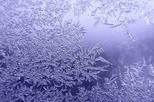 Schnee Muster auf das Glas von Frost. sehr peri Farbe von das Jahr foto