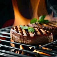 Grillen Steaks auf flammend Grill foto