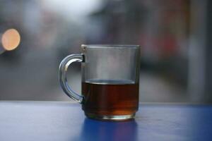 ein Glas von heiß Tee auf ein Hintergrund im das Morgen. foto