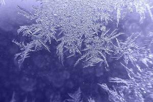 Schnee Muster auf das Glas von Frost. sehr peri Farbe von das Jahr foto