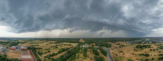 Drohne Panorama von ein bedrohlich Gewitterwolke Über das Bereich von Frankfurt Flughafen foto