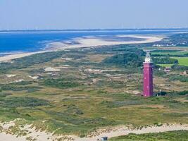 Drohne Bild von ouddorp Leuchtturm im Holland mit Umgebung Dünen während tagsüber foto