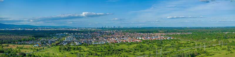 Drohne Panorama Über das Stadtrand von Frankfurt mit das Stadt von mörfelden-walldorf und das Flughafen foto