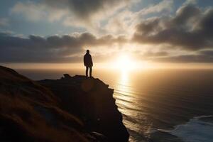 ein Mann auf ein Felsen gegen das Hintergrund von das Meer und das Rahmen hell Sonne generativ ai foto