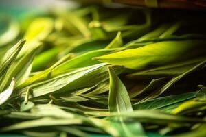frisch Schnitt Grün Tee Blätter auf ein hölzern Tablett Nahansicht generativ ai foto