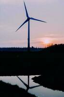 modern Windmühle Stand reflektieren auf das Wasser im das Niederlande foto