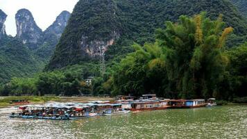 Karst Spitzen im xing Stadt, Dorf und Vergnügen Boote auf das li Fluss foto