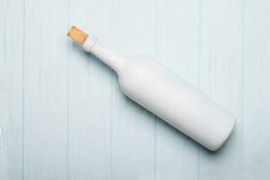 Wein Flasche auf Weiß hölzern Hintergrund. Attrappe, Lehrmodell, Simulation foto