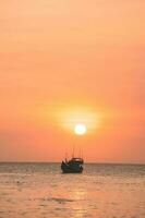 Sonnenuntergang tropisch mit Boot foto