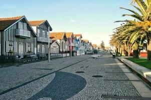 traditionell typisch bunt gestreift Fischer Häuser Palheiros beim verlassen Straße von Costa Nova, aveiro, Portugal. Strand Dorf Resort auf atlantisch Küste foto