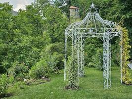 bearbeitet Eisen Pavillon im ein herrlich Englisch Garten von ein Restaurant auf das ligurisch Riviera von varazze im das Sommer- von 2023 foto