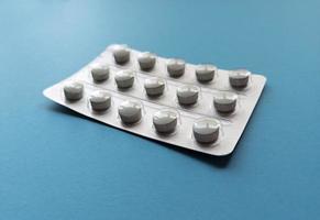 eine Blisterpackung mit Tabletten auf blauem Hintergrund medizinisches Konzept stockfoto foto
