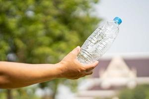 Frau, die Plastikflaschenmüll hält, bereiten sich darauf vor, den Müll zu werfen foto