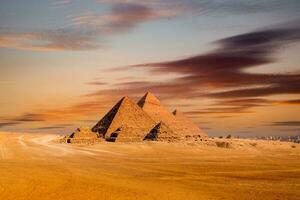 Sonnenuntergang Aussicht von Pyramide Komplex von Gizeh, im Kairo, Ägypten. foto