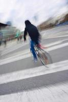 Radfahrer auf der Straße in der Stadt Bilbao, Spanien foto