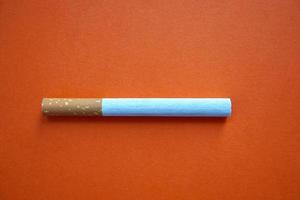 Zigarettentabak auf orangem Hintergrund foto