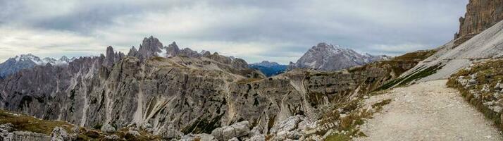 Panorama- Aussicht von das berühmt Spitzen von das Dolomiten, tre cime di lavaredo National Park, Dolomiti Alpen, Süd Tirol, Italien foto