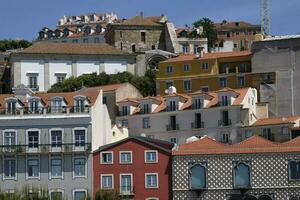 das bunt Alfama Bezirk, das alt Stadt, Dorf von Lissabon, Portugal, auf ein sonnig Tag foto
