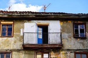 Fenster und Balkon an der Fassade des Hauses foto