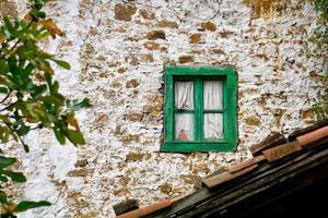 Fenster auf dem alten verlassenen Haus foto