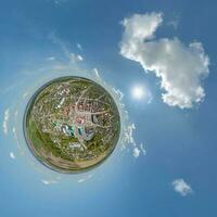 winziger Planet im Himmel mit Wolken, die die Altstadt, die Stadtentwicklung, historische Gebäude und Kreuzungen überblicken. Umwandlung eines sphärischen 360°-Panoramas in eine abstrakte Luftaufnahme. foto