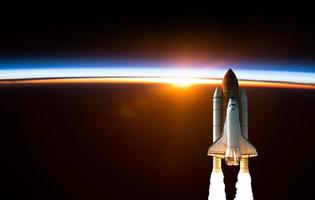 Das Space Shuttle startet in Raumelemente dieses von der NASA eingerichteten Bildes foto