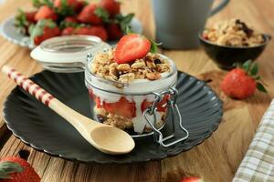 Erdbeere Parfait mit Granola und Joghurt foto