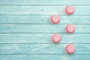 Rosa Polka Punkt Cupcake Fälle auf Blau hölzern Boden. Materialien oder Küche Ausrüstung zum Bäckerei. foto