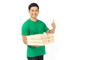 lächelnder Liefermann-Mitarbeiter in leerer T-Shirt-Uniform mit Kreditkarte, die Essensbestellung gibt und Pizzakartons hält? foto