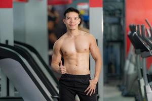gut aussehender sportlicher Mann posiert im Fitnessstudio foto