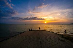 Pattaya Strand, pratumnak Hügel zwischen Süd Pattaya Strand und Jomtien Strand im das Sonnenuntergang, Abend. foto