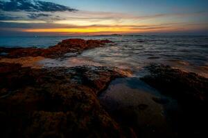 Pattaya Strand, pratumnak Hügel zwischen Süd Pattaya Strand und Jomtien Strand im das Sonnenuntergang, Abend. foto