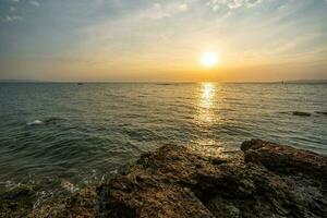 Pattaya Strand, pratumnak Hügel zwischen Süd Pattaya Strand und Jomtien Strand im das Sonnenuntergang, Abend. foto