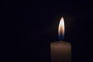 Kerze brennt im Dunkeln foto