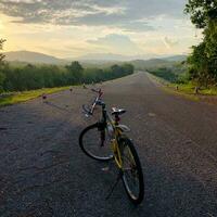 Fahrrad beim Sonnenuntergang, Berg, blau Himmel. Lärm Damm Thapha, Sirikit Damm uttaradit thailand.bike beim Sonnenuntergang, Berg, blau Himmel. Lärm Damm Thapha, Sirikit Damm uttaradit Thailand. foto