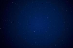 Sterne gegen eine blaue Himmeltapete foto