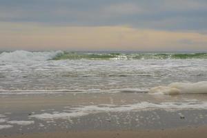Türkisfarbene Wellen einer rasenden Ozeantapete foto