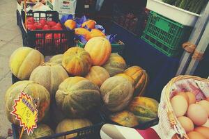 reif Sommer- Obst beim das lokal Markt im Kisten foto