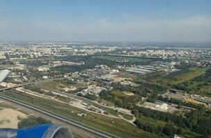 interessant Ansichten von das Flugzeug Fenster auf ein warm Sommer- Tag foto