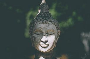 Statue von Buddha, der in der Meditation steht foto