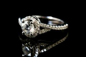 Katalog Foto Nahansicht von Hochzeit Ring gemacht von Weiß Gold, schwarz Hintergrund . ai generiert