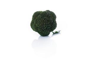 Nahaufnahme Brokkoli auf Weiß foto