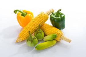 Nahaufnahme Gemüse auf Weiß foto