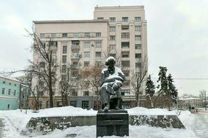 Monument zu nikolai Gawrilowitsch Tschernyschewski foto