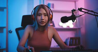 asiatisch jung Esport Frau Spieler abspielen online Spiel auf pc foto