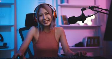 asiatisch jung Esport Frau Spieler genießen zu abspielen online Spiel auf pc foto