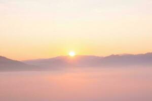 bunt von Himmel und schön Berg Landschaft.Morgen Sonnenaufgang Zeit Berg Landschaft foto